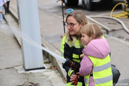 Otroci kamniških šol in vrtcev rajali na Glavnem trgu in se učili o trajnostni mobilnosti (86)